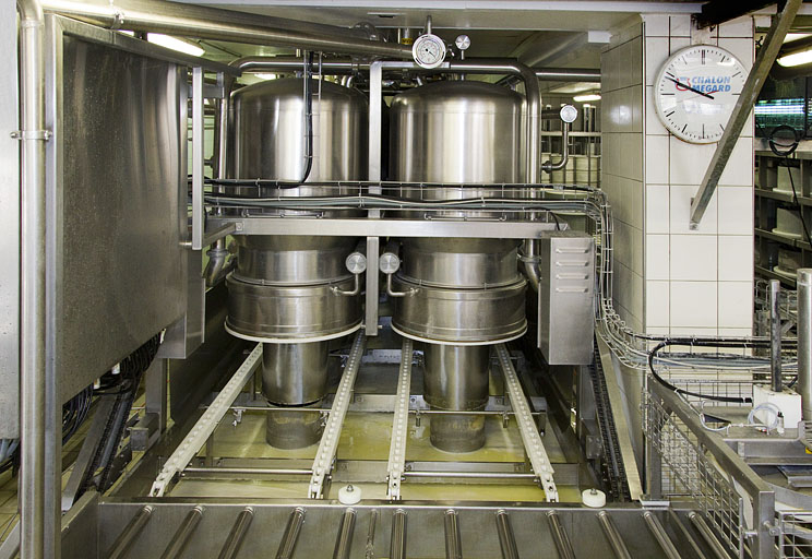 Fabrication du comté : installation de soutirage (face avant). © Yves Sancey / Région Bourgogne-Franche-Comté, Inventaire du patrimoine - 2013