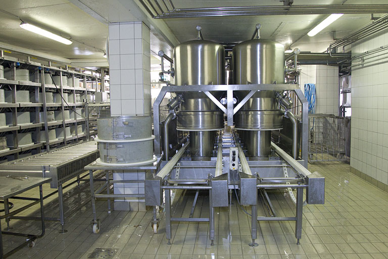 Fabrication du comté : installations de soutirage et de pressage. © Yves Sancey / Région Bourgogne-Franche-Comté, Inventaire du patrimoine - 2013