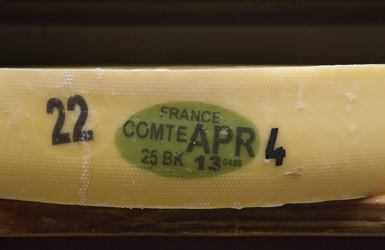 Fabrication du comté : plaque de caséine sur la tranche d'une meule. © Yves Sancey / Région Bourgogne-Franche-Comté, Inventaire du patrimoine - 2013