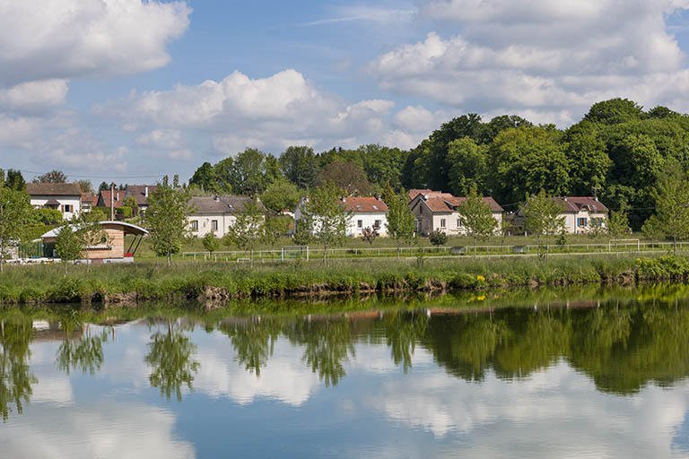 Vue d'ensemble depuis la rive gauche du Doubs. © Jérôme Mongreville / Région Bourgogne-Franche-Comté, Inventaire du patrimoine - 2013