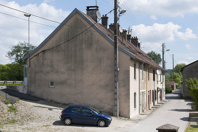 Habitation de type caserne. Vue depuis le sud. © Jérôme Mongreville / Région Bourgogne-Franche-Comté, Inventaire du patrimoine - 2013