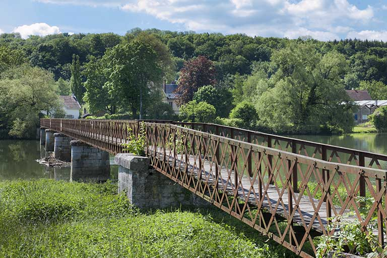 La passerelle depuis la rive droite. © Jérôme Mongreville / Région Bourgogne-Franche-Comté, Inventaire du patrimoine - 2013