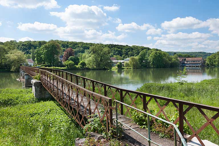 La passerelle et l'usine depuis la rive droite. © Jérôme Mongreville / Région Bourgogne-Franche-Comté, Inventaire du patrimoine - 2013