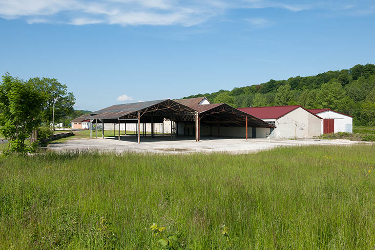 Entrepôt industriel et ateliers depuis l'est. © Jérôme Mongreville / Région Bourgogne-Franche-Comté, Inventaire du patrimoine - 2013