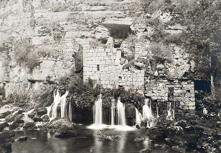 Source F.3, vis à vis de la Roche [avec les ruines du moulin de la Roche, en aval du Saut-du-Doubs], [1919] © Jérôme Mongreville / Région Bourgogne-Franche-Comté, Inventaire du patrimoine - 2013