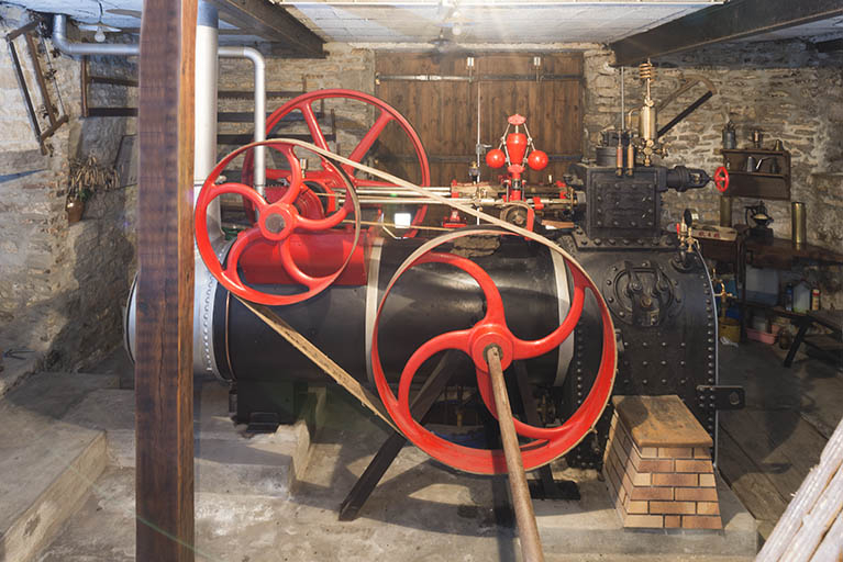 Machine à vapeur : vue du côté du volant de transmission. © Mary Ruffinoni / Région Bourgogne-Franche-Comté, Inventaire du patrimoine - 2013