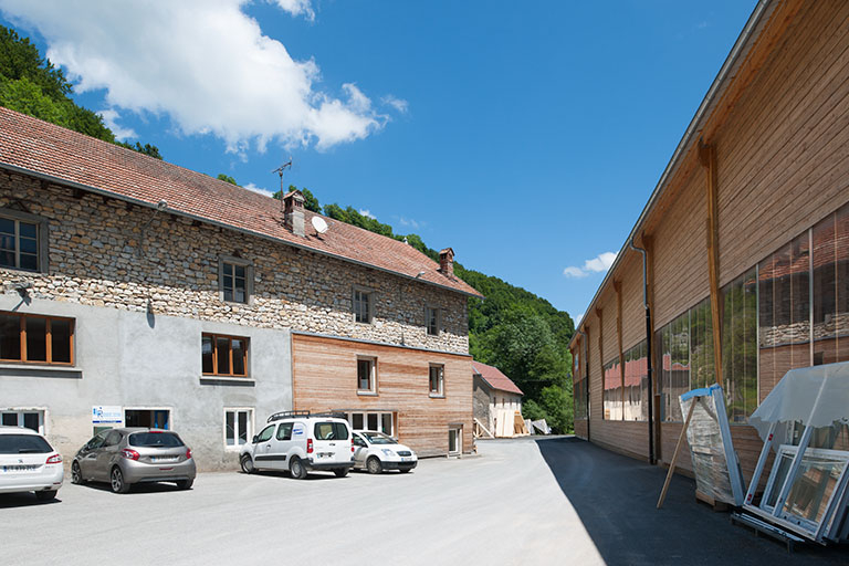 Bâtiment du moulin (à gauche) et de l'entreprise de charpente (à droite). © Jérôme Mongreville / Région Bourgogne-Franche-Comté, Inventaire du patrimoine - 2013