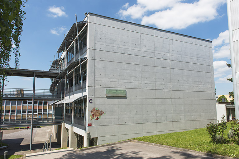Angle sud-ouest et pignon sud du bâtiment d'enseignement professionnel. © Mary Ruffinoni / Région Bourgogne-Franche-Comté, Inventaire du patrimoine - 2013 Angle sud-ouest et pignon sud du bâtiment d'enseignement professionnel. © Mary Ruffinoni / Région Bourgogne-Franche-Comté, Inventaire du patrimoine - 2013