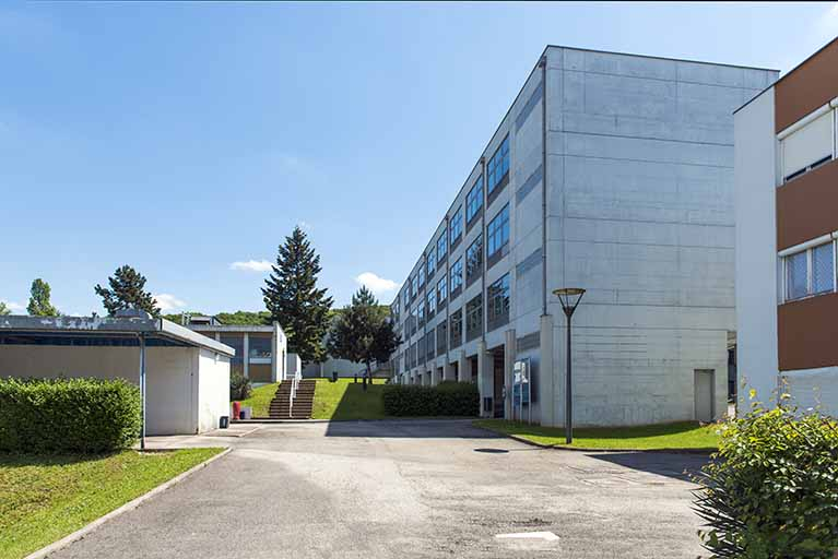 Pignon nord et façade postérieure est du bâtiment d'enseignement professionnel. © Mary Ruffinoni / Région Bourgogne-Franche-Comté, Inventaire du patrimoine - 2013 Pignon nord et façade postérieure est du bâtiment d'enseignement professionnel. © Mary Ruffinoni / Région Bourgogne-Franche-Comté, Inventaire du patrimoine - 2013