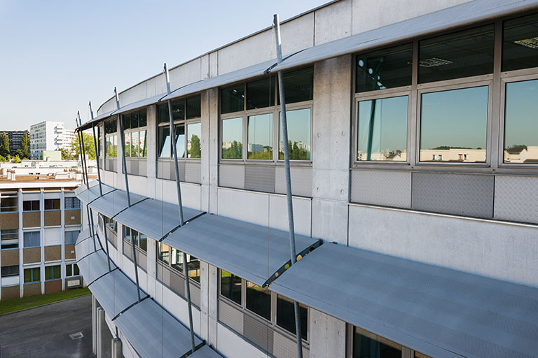 Détail de la façade ouest du bâtiment d'enseignement professionnel. © Jérôme Mongreville / Région Bourgogne-Franche-Comté, Inventaire du patrimoine - 2013 Détail de la façade ouest du bâtiment d'enseignement professionnel. © Jérôme Mongreville / Région Bourgogne-Franche-Comté, Inventaire du patrimoine - 2013