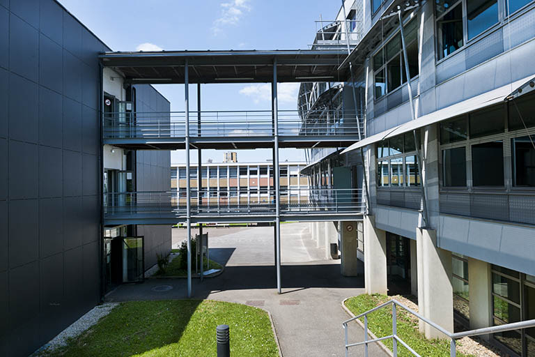Pignon est de l'externat, façade ouest du bâtiment d'enseignement professionnel et passerelle.  © Jérôme Mongreville / Région Bourgogne-Franche-Comté, Inventaire du patrimoine - 2013 Pignon est de l'externat, façade ouest du bâtiment d'enseignement professionnel et passerelle.  © Jérôme Mongreville / Région Bourgogne-Franche-Comté, Inventaire du patrimoine - 2013