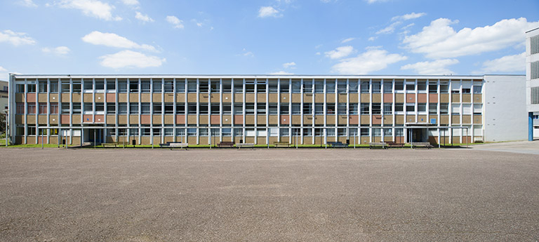 Besançon, lycée Tristan Bernard : façade antérieure sud du bâtiment d'internat, externat, logements, infirmerie. © Jérôme Mongreville / Région Bourgogne-Franche-Comté, Inventaire du patrimoine - 2013 Besançon, lycée Tristan Bernard : façade antérieure sud du bâtiment d'internat, externat, logements, infirmerie. © Jérôme Mongreville / Région Bourgogne-Franche-Comté, Inventaire du patrimoine - 2013