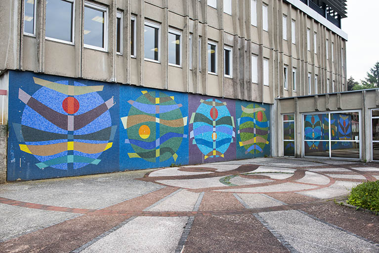 Détail façade, sol et mosaïque de l'externat. © Mary Ruffinoni / Région Bourgogne-Franche-Comté, Inventaire du patrimoine - 2013