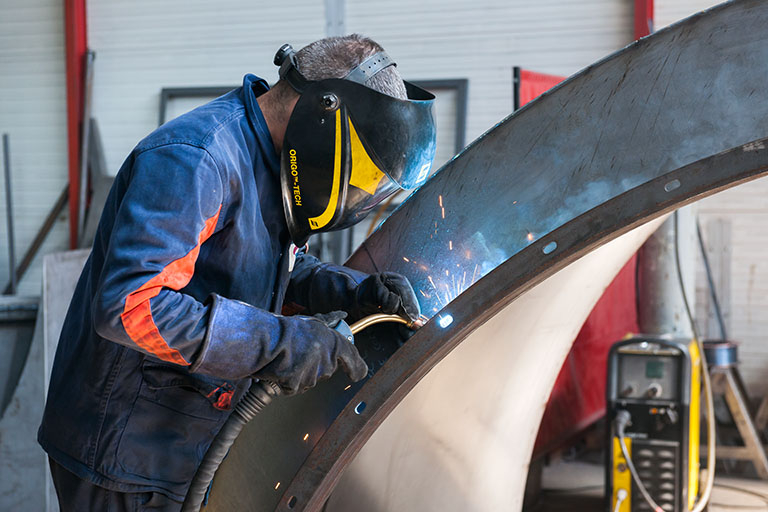 Opération de soudage. © Jérôme Mongreville / Région Bourgogne-Franche-Comté, Inventaire du patrimoine - 2013