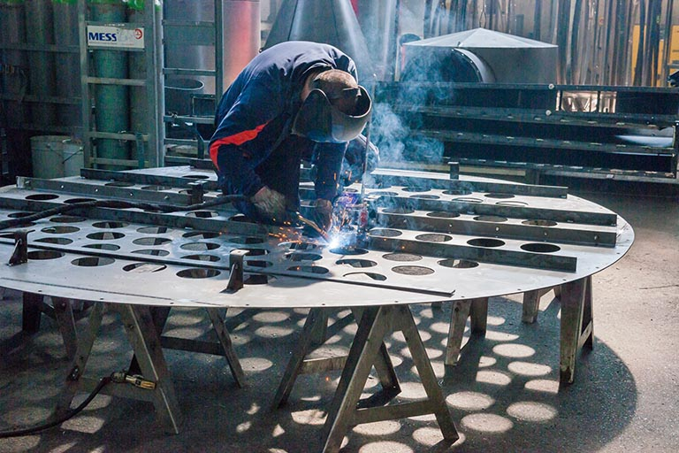 Opération de soudage. © Jérôme Mongreville / Région Bourgogne-Franche-Comté, Inventaire du patrimoine - 2013