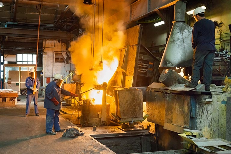 Bascule d'un four à induction dans une poche. © Jérôme Mongreville / Région Bourgogne-Franche-Comté, Inventaire du patrimoine - 2013
