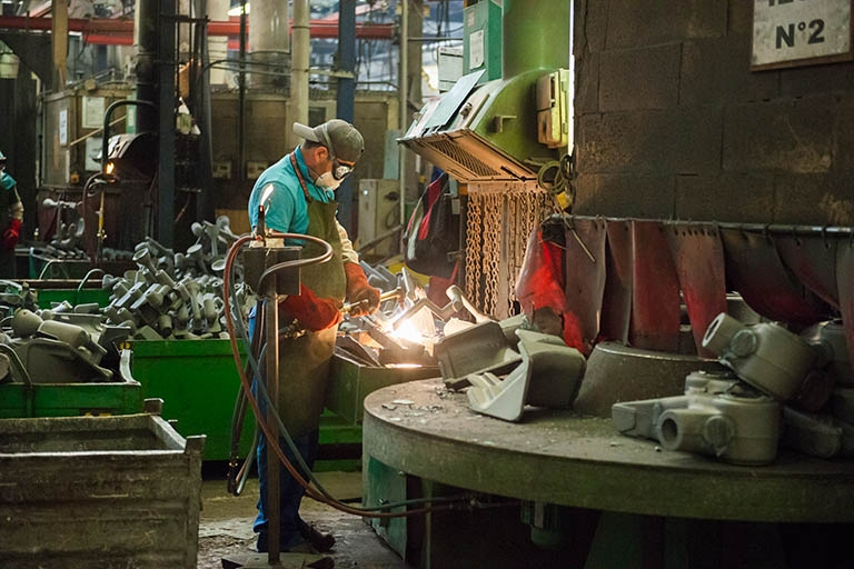 Découpage de pièces au chalumeau (1). © Jérôme Mongreville / Région Bourgogne-Franche-Comté, Inventaire du patrimoine - 2013