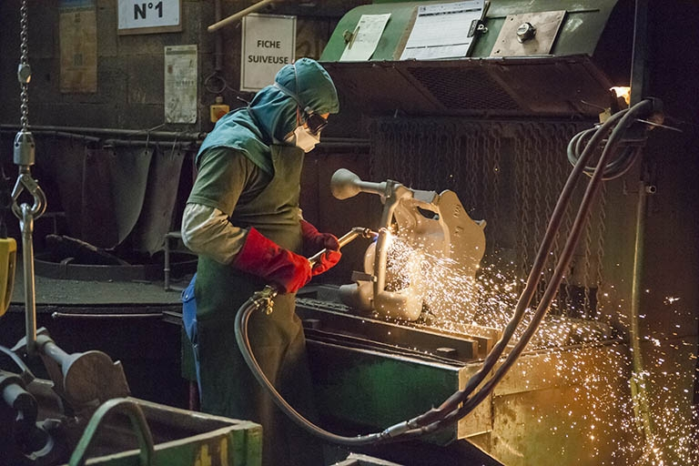 Découpage de pièces au chalumeau (2). © Jérôme Mongreville / Région Bourgogne-Franche-Comté, Inventaire du patrimoine - 2013