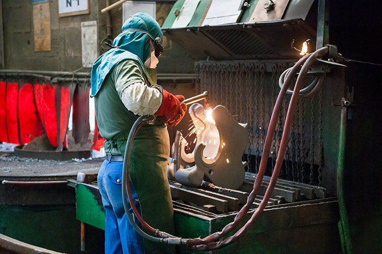 Découpage de pièces au chalumeau (3). © Jérôme Mongreville / Région Bourgogne-Franche-Comté, Inventaire du patrimoine - 2013