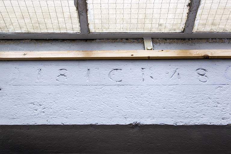 Logement patronal : date 1848 portée sur un linteau avec les initiales LCR. © Yves Sancey / Région Bourgogne-Franche-Comté, Inventaire du patrimoine - 2013