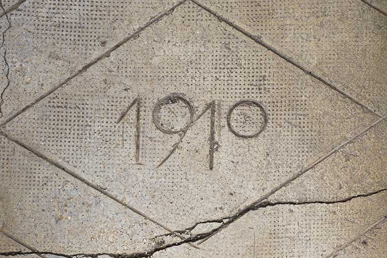 Logement patronal : date 1910 inscrite sur la dalle en béton de l'entrée. © Yves Sancey / Région Bourgogne-Franche-Comté, Inventaire du patrimoine - 2013