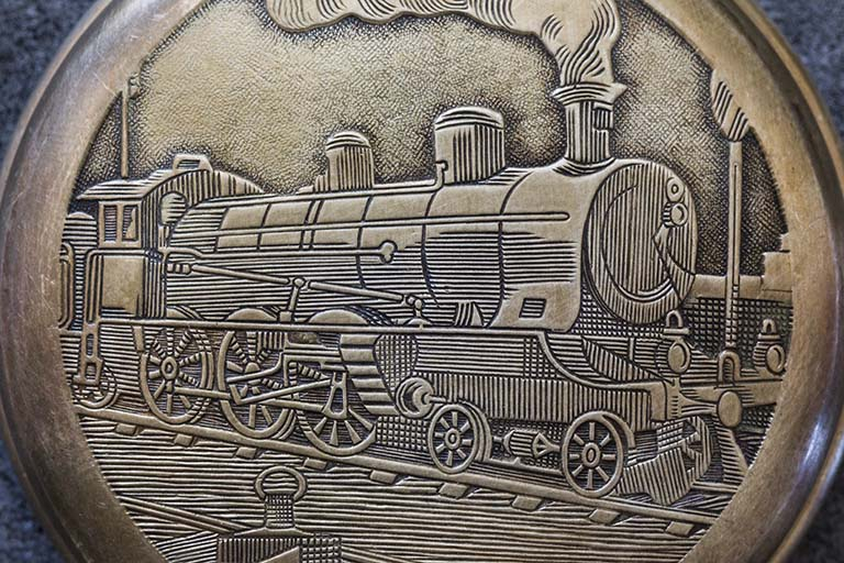 Exemple de boîte de montre de poche : machine à vapeur (détail). © Yves Sancey / Région Bourgogne-Franche-Comté, Inventaire du patrimoine - 2013