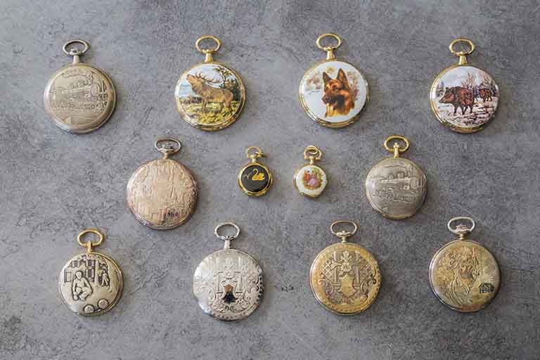 Exemples de boîtes de montre de poche réalisées à l'usine. © Yves Sancey / Région Bourgogne-Franche-Comté, Inventaire du patrimoine - 2013