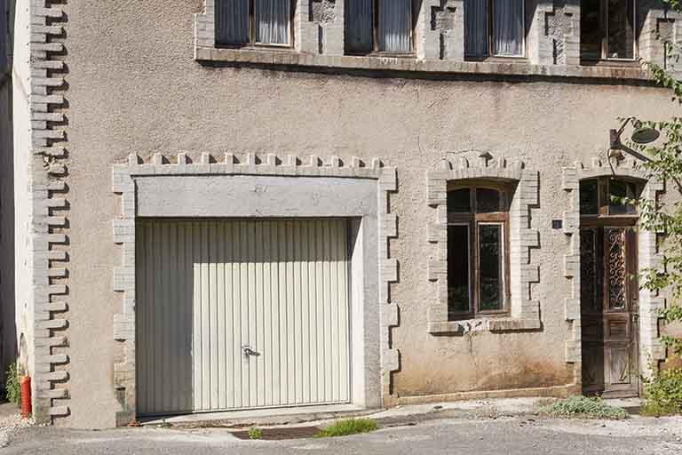 Atelier de fabrication occidental : baies au rez-de-chaussée de la façade antérieure. © Yves Sancey / Région Bourgogne-Franche-Comté, Inventaire du patrimoine - 2013