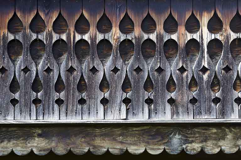 Logement d'ouvriers : lambrequin habillant le porche. © Yves Sancey / Région Bourgogne-Franche-Comté, Inventaire du patrimoine - 2013