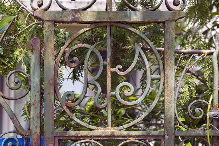 Logement patronal : initiales RS (Roch Stéphanie) à droite de la grille de clôture. © Yves Sancey / Région Bourgogne-Franche-Comté, Inventaire du patrimoine - 2013