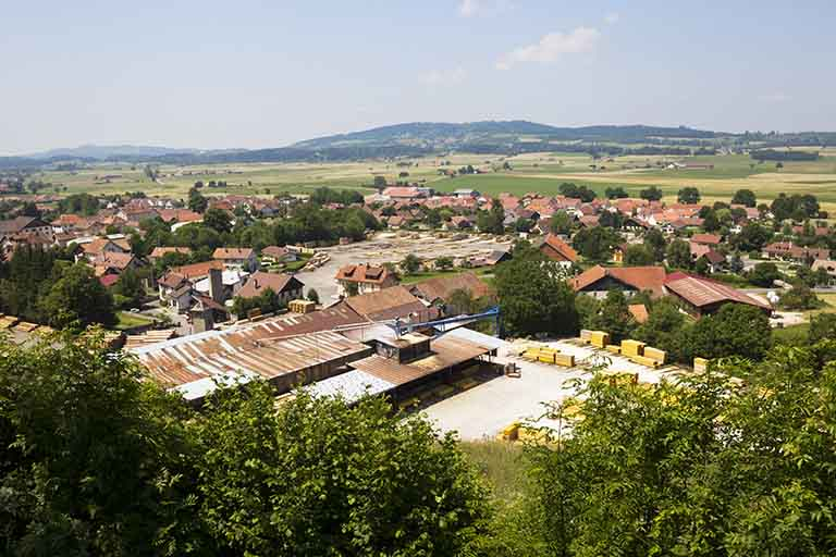 Vue d'ensemble plongeante, depuis l'est (ateliers de fabrication et bureau). © Yves Sancey / Région Bourgogne-Franche-Comté, Inventaire du patrimoine - 2013
