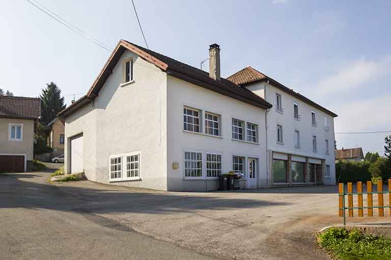 Façade antérieure, de trois quarts gauche. © Yves Sancey / Région Bourgogne-Franche-Comté, Inventaire du patrimoine - 2013