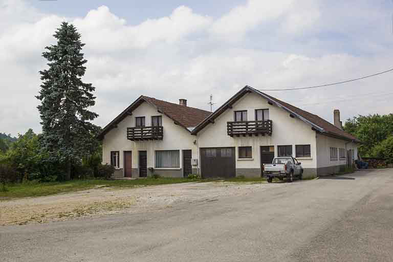 Vue d'ensemble, depuis la rue du Stade à l'est (façades antérieure et latérale droie). © Yves Sancey / Région Bourgogne-Franche-Comté, Inventaire du patrimoine - 2013