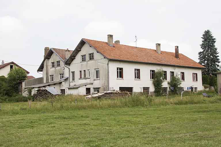 Vue d'ensemble, depuis le sud (façades postérieure et latérale gauche). © Yves Sancey / Région Bourgogne-Franche-Comté, Inventaire du patrimoine - 2013
