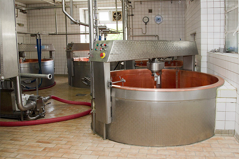 Cuves de fabrication. © Yves Sancey / Région Bourgogne-Franche-Comté, Inventaire du patrimoine - 2013 Cuves de fabrication. © Yves Sancey / Région Bourgogne-Franche-Comté, Inventaire du patrimoine - 2013