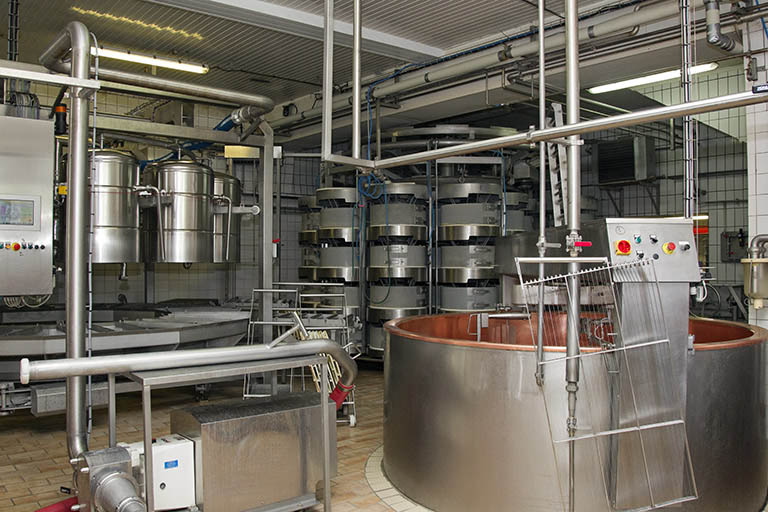 Intérieur de l'atelier de fabrcation. Au premier-plan une cuve, au second le groupe de moulage (à gauche) et celui de pressage (à droite). © Yves Sancey / Région Bourgogne-Franche-Comté, Inventaire du patrimoine - 2013 Intérieur de l'atelier de fabrcation. Au premier-plan une cuve, au second le groupe de moulage (à gauche) et celui de pressage (à droite). © Yves Sancey / Région Bourgogne-Franche-Comté, Inventaire du patrimoine - 2013