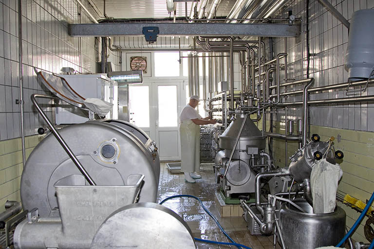 Salle de la baratte (à gauche) et de l'écrémeuse (à droite). © Yves Sancey / Région Bourgogne-Franche-Comté, Inventaire du patrimoine - 2013 Salle de la baratte (à gauche) et de l'écrémeuse (à droite). © Yves Sancey / Région Bourgogne-Franche-Comté, Inventaire du patrimoine - 2013