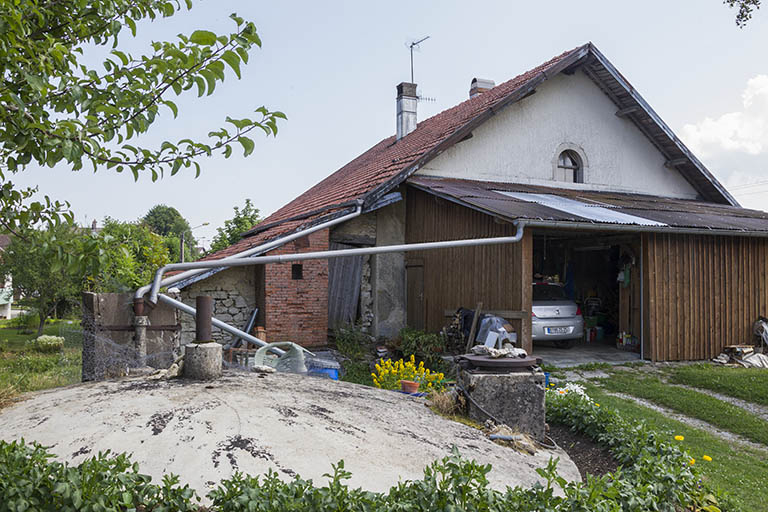 Façade latérale gauche, avec la citerne au premier plan. © Yves Sancey / Région Bourgogne-Franche-Comté, Inventaire du patrimoine - 2013