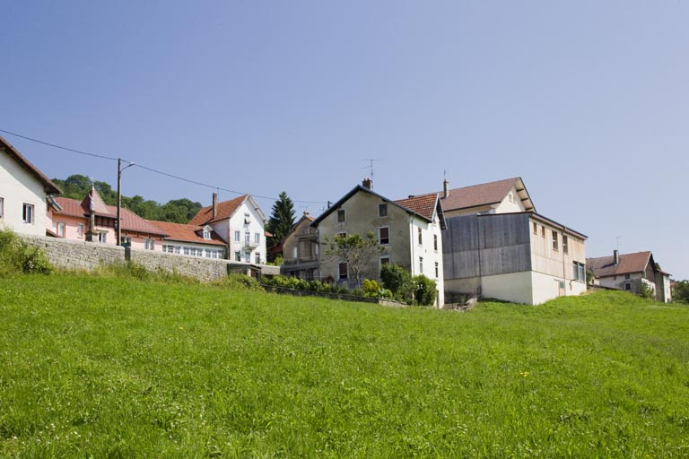 Vue d'ensemble depuis la prairie, au sud-ouest. © Yves Sancey / Région Bourgogne-Franche-Comté, Inventaire du patrimoine - 2013