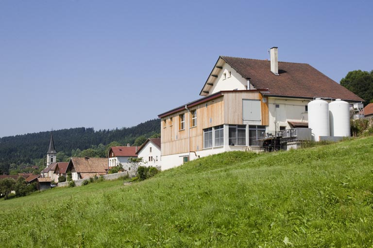 Vue d'ensemble depuis la prairie, au sud-est. © Yves Sancey / Région Bourgogne-Franche-Comté, Inventaire du patrimoine - 2013
