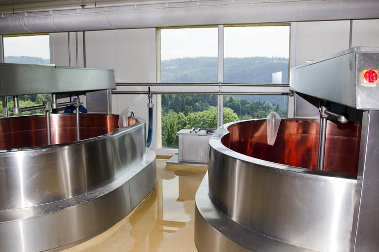 Cuves de fabrication et baie vitrée donnant sur la vallée. © Yves Sancey / Région Bourgogne-Franche-Comté, Inventaire du patrimoine - 2013