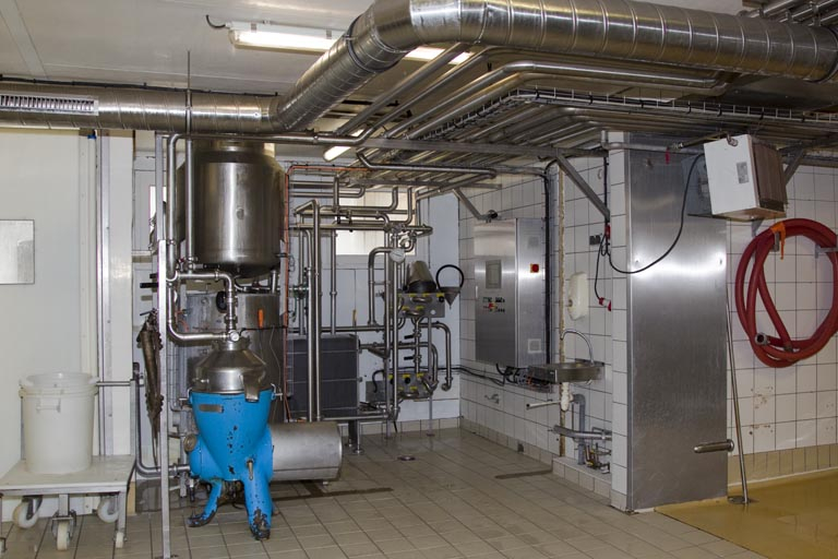 Écrémeuse et installation de dépotage du lait et refroidissement du sérum. © Yves Sancey / Région Bourgogne-Franche-Comté, Inventaire du patrimoine - 2013