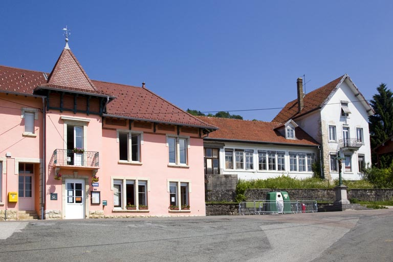 Vue d'ensemble depuis le sud. © Yves Sancey / Région Bourgogne-Franche-Comté, Inventaire du patrimoine - 2013 Vue d'ensemble depuis le sud. © Yves Sancey / Région Bourgogne-Franche-Comté, Inventaire du patrimoine - 2013