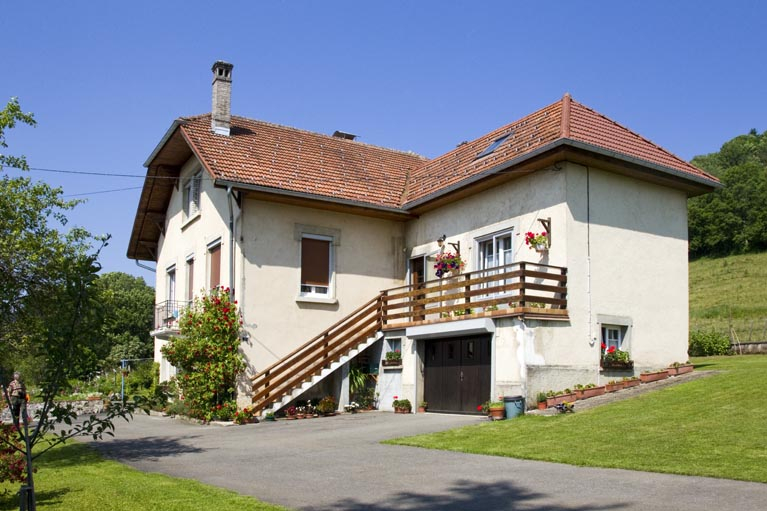 Vue d'ensemble de trois quarts droite. © Yves Sancey / Région Bourgogne-Franche-Comté, Inventaire du patrimoine - 2013