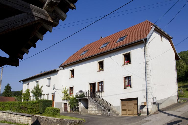 Façade antérieure de trois quarts droite. © Yves Sancey / Région Bourgogne-Franche-Comté, Inventaire du patrimoine - 2013