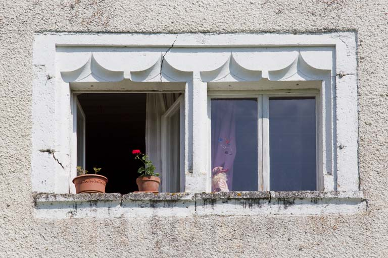 Façade latérale droite : baies coiffées d'arcs en accolade. © Yves Sancey / Région Bourgogne-Franche-Comté, Inventaire du patrimoine - 2013