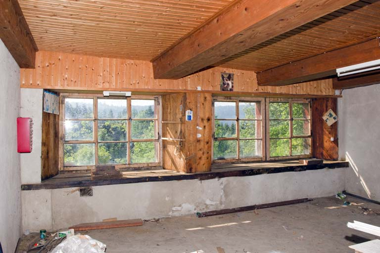 Atelier : intérieur, montrant les fenêtres ouvrant sur la façade latérale droite. © Yves Sancey / Région Bourgogne-Franche-Comté, Inventaire du patrimoine - 2013