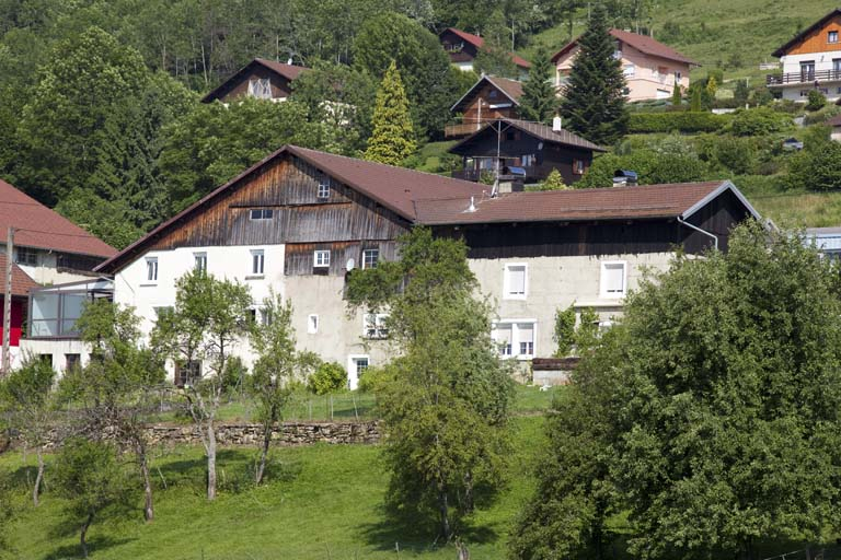 Vue d'ensemble rapprochée depuis le sud-est. © Yves Sancey / Région Bourgogne-Franche-Comté, Inventaire du patrimoine - 2013