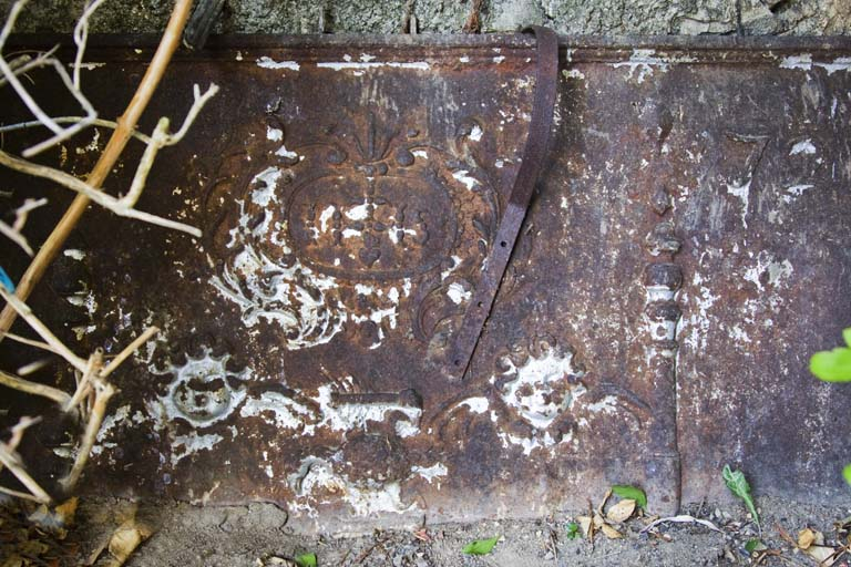 Plaque de cheminée portant la date 1772. © Yves Sancey / Région Bourgogne-Franche-Comté, Inventaire du patrimoine - 2013