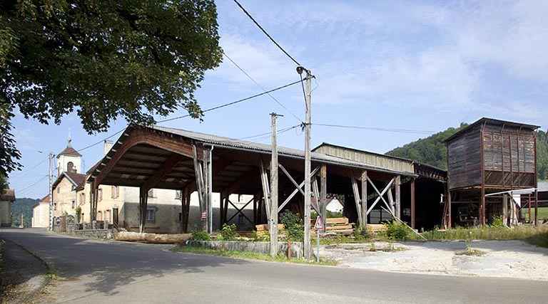 Entrée de la scierie : hangar de 1990 et silo à sciure. © Yves Sancey / Région Bourgogne-Franche-Comté, Inventaire du patrimoine - 2013